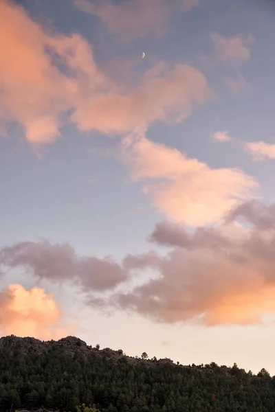 Tramonto colorato con vista o montagne e luna — Foto Stock