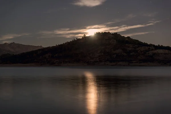 Gece manzaralı dolunay Gölü üzerinde. — Stok fotoğraf