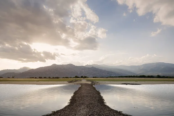 Paysage routier symétrique au milieu du lac sur un beauti Photo De Stock