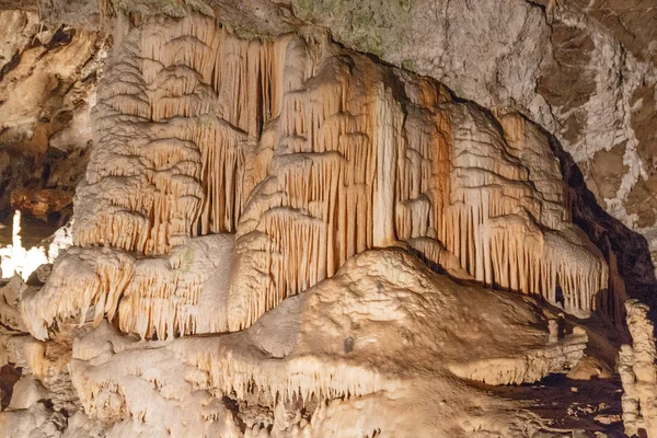 Detalj av olika stalaktiter i grottan — Stockfoto