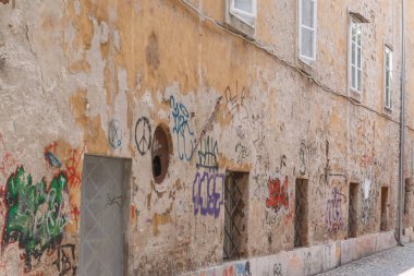 Eski ev görünümü ile resim sergisi