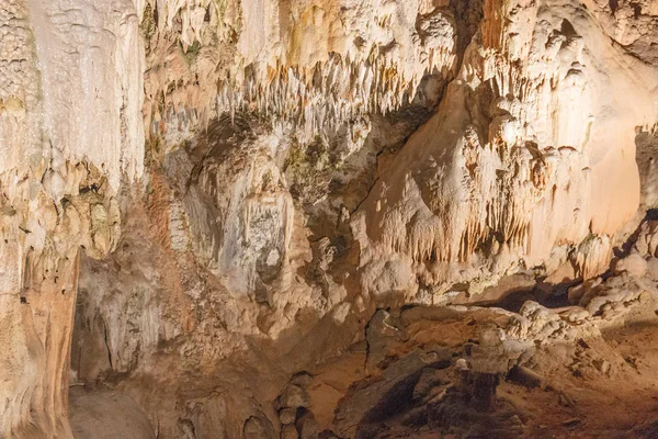 Detail verschiedener Stalaktiten in der Höhle — Stockfoto