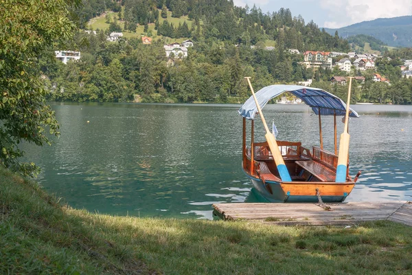 Wooden boats on lake Bled, Slovenia — Stock Photo, Image