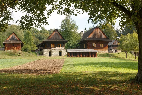Старые деревянные дома в природе — стоковое фото
