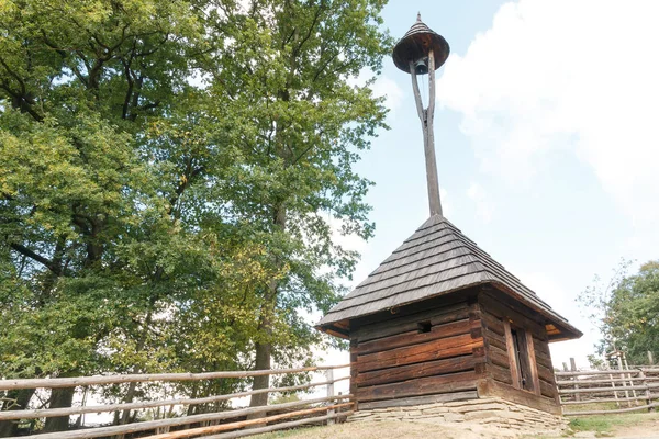Zbliżenie: stara drewniana dzwonnica — Zdjęcie stockowe