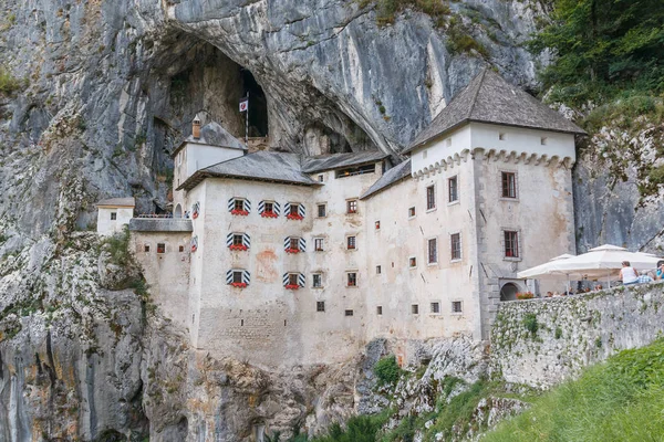 Vecchio castello di pietra in montagna — Foto Stock