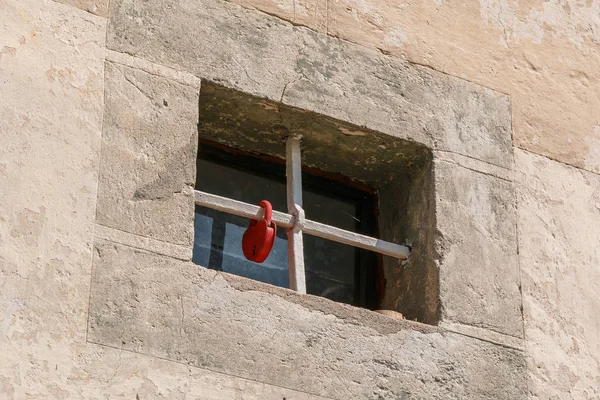 Taşlı benzersiz penceresinin yakın çekim — Stok fotoğraf