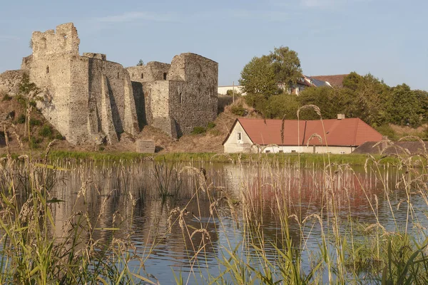 Руины Боротинского замка с голубым озером — стоковое фото