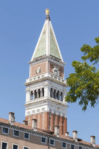 Una antigua ciudad italiana con torre colorida —  Fotos de Stock