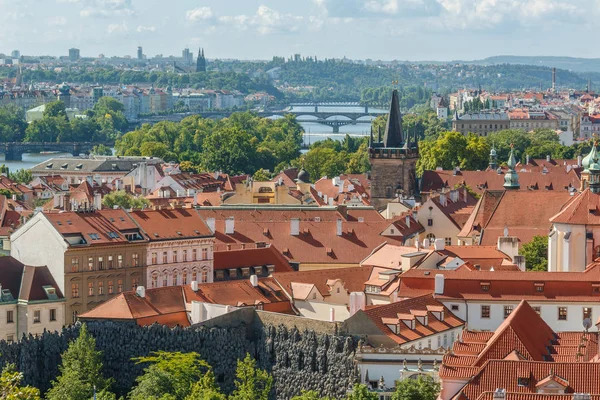 Прага городской пейзаж с различными зданиями, башнями и памятниками — стоковое фото