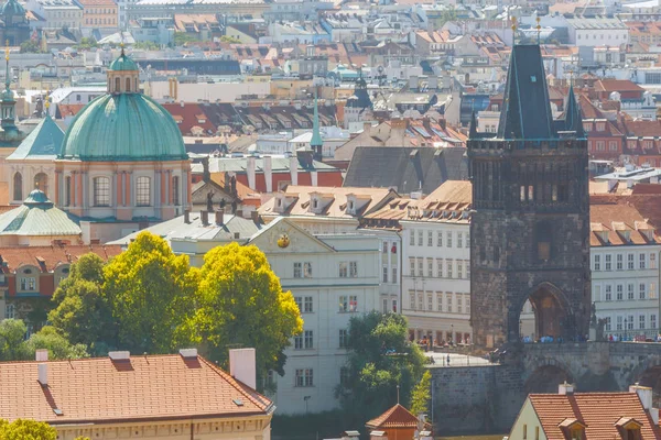 Prag cityscape görünümüyle kuleleri ve anıtlar — Stok fotoğraf