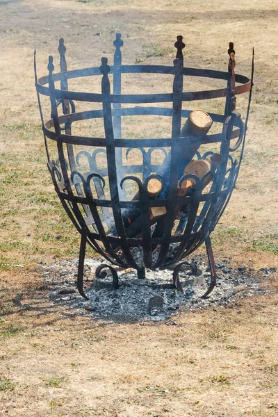 Detail košíku kovové ohně na trávě — Stock fotografie
