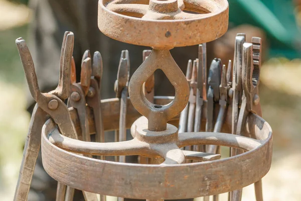中世の金属スミス、様々 な楽器の詳細 — ストック写真