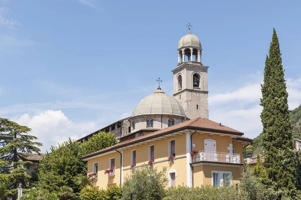 Staré italské církve se stromy — Stock fotografie