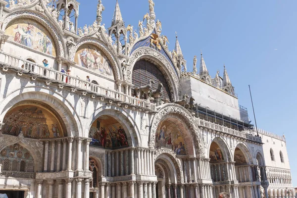 Uma antiga catedral da cidade italiana — Fotografia de Stock