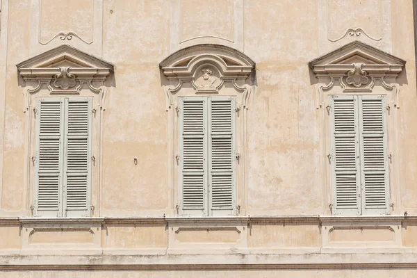 Vieille maison rurale en pierre avec fenêtres — Photo