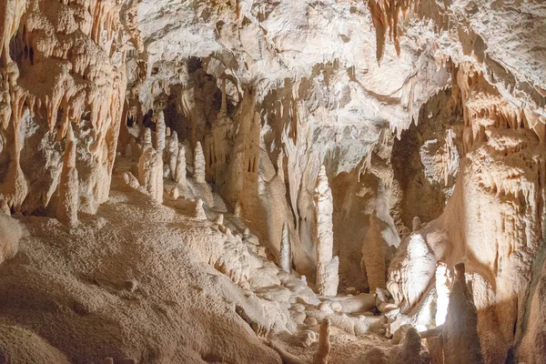 Detail verschiedener Stalaktiten in der Höhle — Stockfoto
