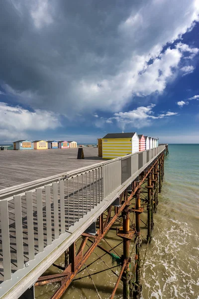 Hastings iskelesi ile renkli plaj kulübe — Stok fotoğraf