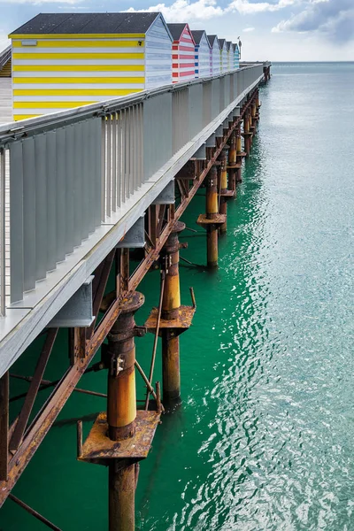 Cais Hastings com cabanas coloridas de praia — Fotografia de Stock