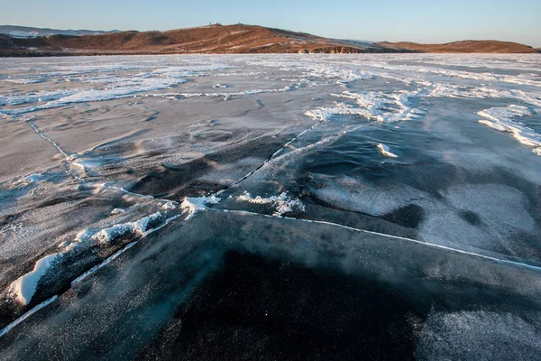 Superfície Gelada Lago Baikal Inverno Com Grandes Rachaduras Neve Colinas — Fotografia de Stock