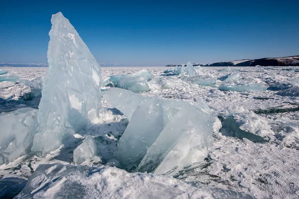 Grande Pedaço Gelo Fica Verticalmente Congelado Lago Baikal Muitas Placas — Fotografia de Stock