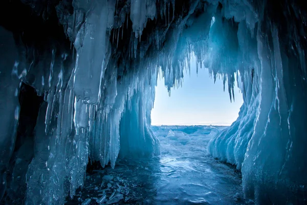 Blick Von Der Eishöhle Baikalsee Viele Schöne Eiszapfen Den Wänden — Stockfoto