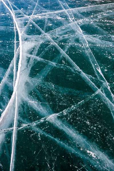 バイカル湖の透明な氷の上に長い亀裂 厚い氷の中で多くの亀裂 垂直方向 — ストック写真
