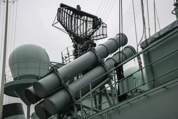 Bir Nato Savaş Gemisinde Füze Fırlatıcı Radar Sistemi Yağmurlu Kasvetli — Stok fotoğraf