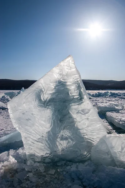 Large Piece Ice Stands Vertically Frozen Lake Baikal Silhouette Man — Stock Photo, Image