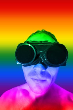 Lgbtq kavramı, koyu kaynak gözlüklü, sembolik gökkuşağı renginde bir adam. Cinsel azınlıkların sorunları. İfade özgürlüğü. Doğanı gösterme korkusu.