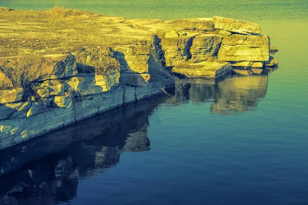 Kalksteen Kust Een Oude Steengroeve Met Reflectie Het Water Geel — Stockfoto