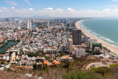 Vung Tau şehrinin panoramik manzarası ve Vietnam 'ın güneyinde deniz manzarası. Vietnam 'daki Ham Petrol Üretim Merkezi.