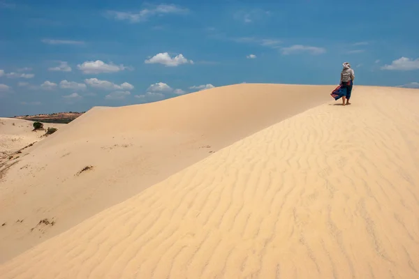 Een Meisje Loopt Langs Een Grote Zandduin Wind Blauwe Rok — Stockfoto