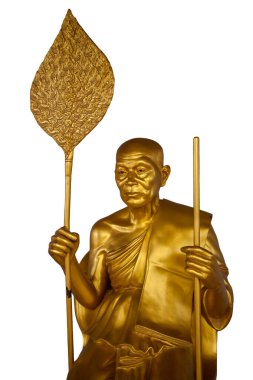 Beyaz bir arka planda izole edilmiş asası ve hayranı olan Altın Budist keşiş. Tayland usulü Budist bir ihtiyar..