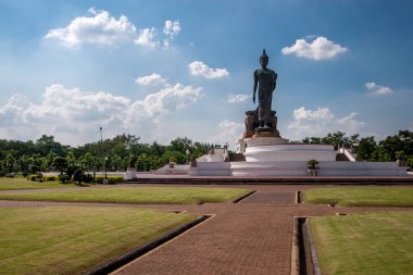 Belki de Phutthamonthon Park 'taki yürüyen bir Buda heykelinin en büyüğü Bangkok' taki Buda Monthon olarak da yazılır. Leela tavrı, Tayland sanatında Buda 'nın bir davranışıdır..