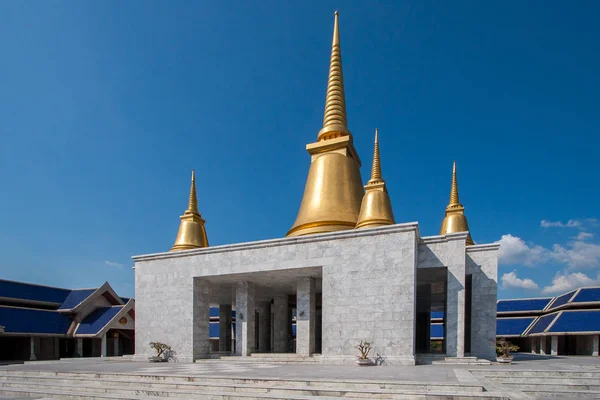 Temple Building Gilded Stupas Roof Blue Sky Clouds Four Stupas — Stock Photo, Image