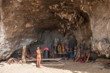 Railay plajı, Tayland - 28 Kasım 2015: Bir kız Prenses Mağarası 'nda birçok penisle duruyor. Cinsel gücün ve doğurganlığın sembolü. Bir lingamın üretken enerjisi. Phallus 'a Tapma.