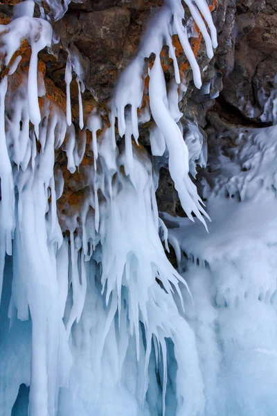 Eiszapfen Schmolzen Der Sonne Und Beugten Sich Vom Wind Auf — Stockfoto