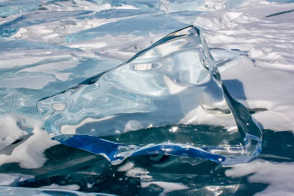 Grande Bloco Gelo Derretido Pelo Sol Fica Gelo Lago Baikal — Fotografia de Stock