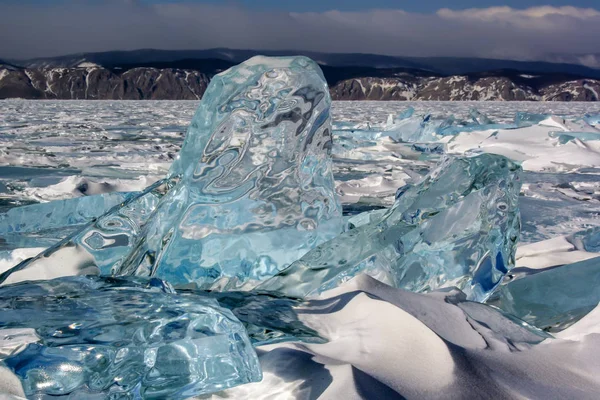 Grandes Pedaços Gelo Congelados Lago Baikal Derretido Pelo Sol Reflexões — Fotografia de Stock
