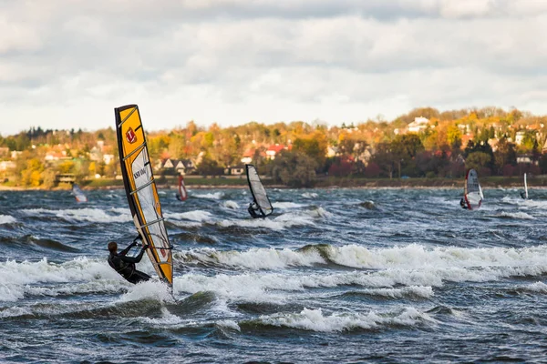 Tallinn, Estland - 18 oktober 2008: Windsurfers rijden op de planken in de golven in de wind. — Stockfoto