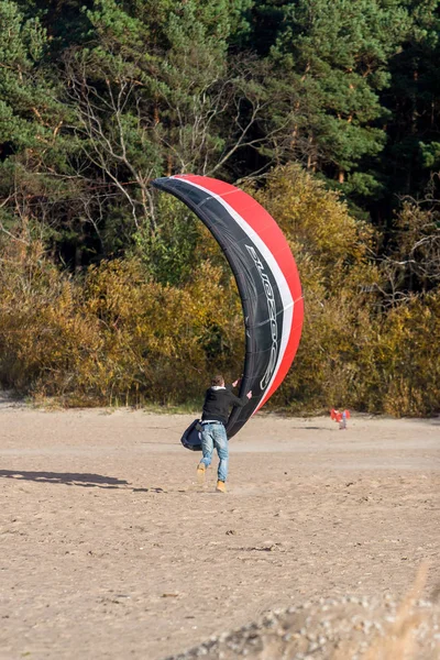 Tallinn, Estland - 18 oktober 2008: En kille försöker ta ett segel från kitesurf uppblåst i vinden. — Stockfoto