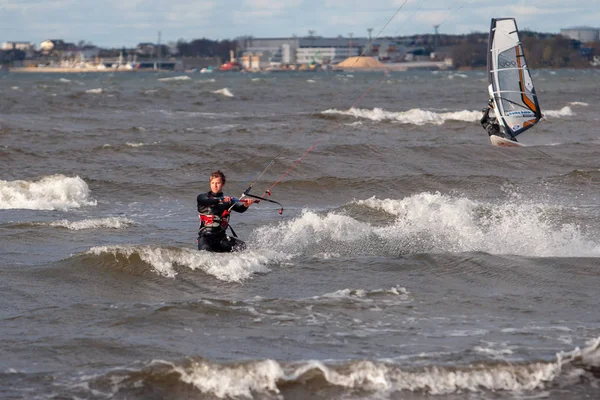 Tallinn, Estland - 18 oktober 2008: Kitesurfer och vindsurfare rida i blåsigt väder till sjöss. — Stockfoto