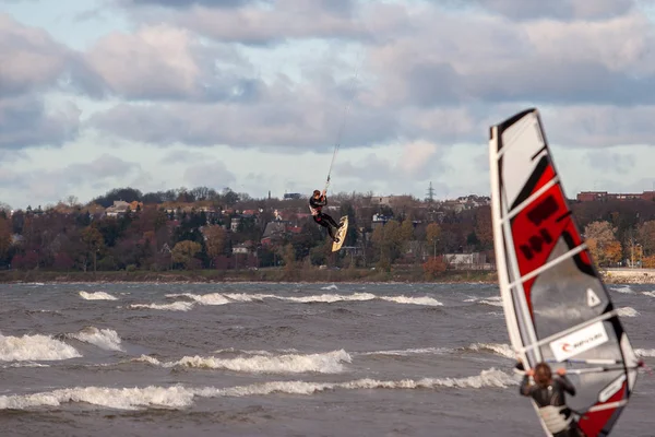 Tallinn, Estónia - 18 de Outubro de 2008: Kitesurfer salta alto sobre as ondas com a ajuda de uma vela — Fotografia de Stock