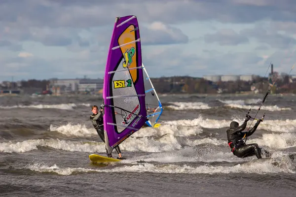 Tallinn, Estónia - 18 de Outubro de 2008: Windsurfistas e kitesurfistas em trajes de protecção percorrem as ondas do mar . — Fotografia de Stock