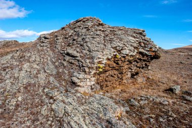 Bozkırda ilginç bir taş ve ilginç bir yapısı var..