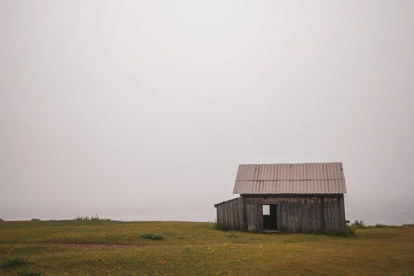 Magányos ház a ködben a Bajkál-tó partján. — Stock Fotó
