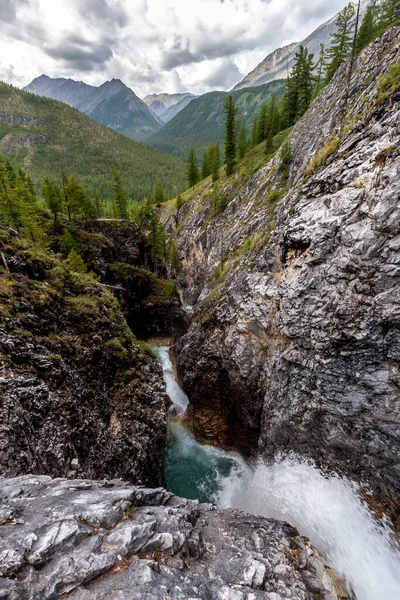 Barranco Estrecho Con Pequeño Río Una Cascada Los Acantilados Alrededor — Foto de Stock