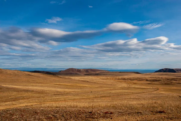 Steppe Com Colinas Nuvens Céu Montanhas Distância Estrada Rural Grama — Fotografia de Stock