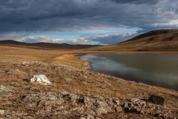 Steppe Lago Com Pedras Primeiro Plano Colinas Distância Nuvens Céu — Fotografia de Stock